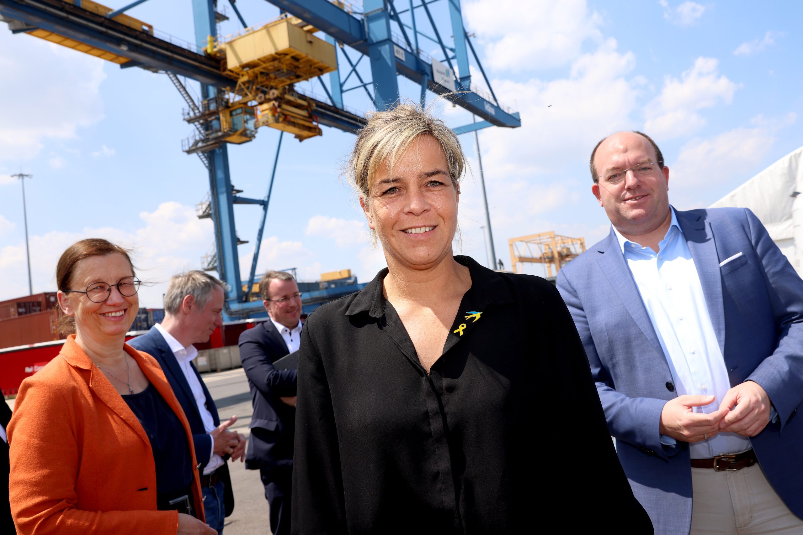 duisport-CEO Markus Bangen freute sich über den Besuch von NRW-Wirtschaftsministerin Mona Neubaur (Mitte) und Prof. Dr. Barbara Albert