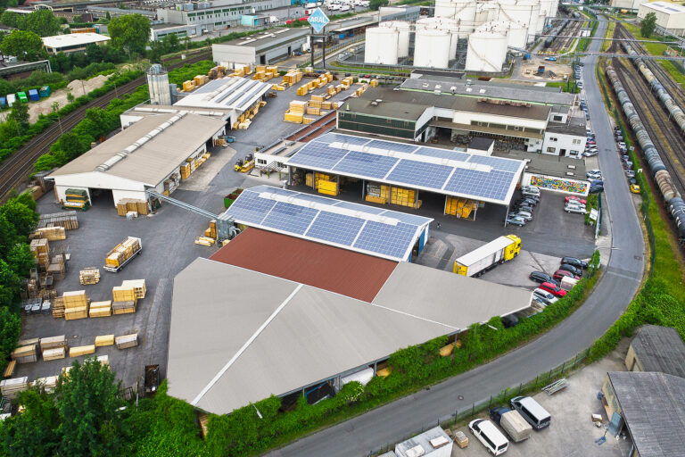 Die Duisburger Hafen AG hat rückwirkend zum 1. Januar 2024 die RK Verpackungssysteme GmbH mit Sitz in Gelsenkirchen inklusive aller Mitarbeitenden übernommen. RK produziert auf einem knapp 16.000m² großen Areal Exportkisten und Verpackungssysteme aus Holz. (Foto: duisport)