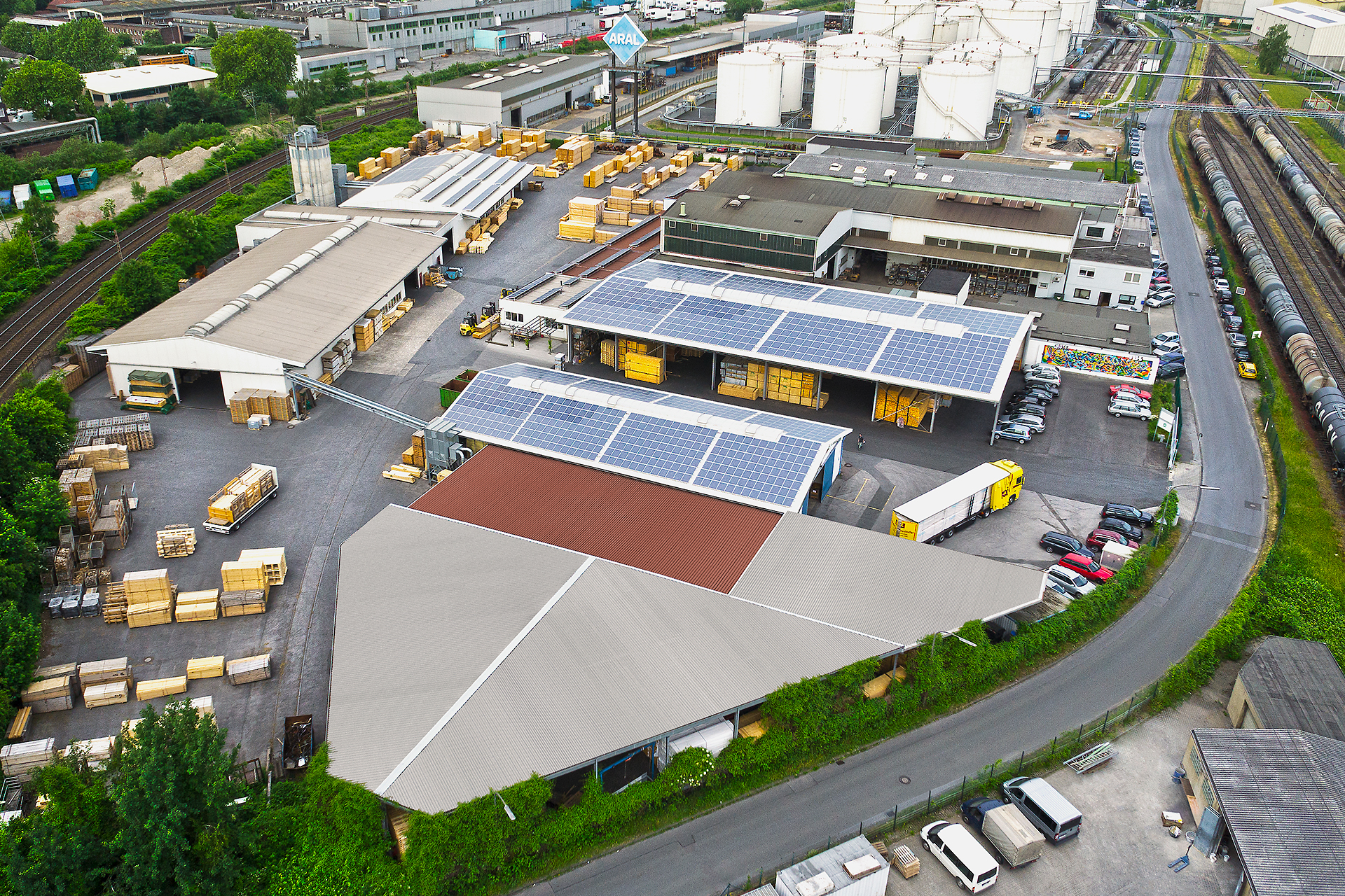 Die Duisburger Hafen AG hat rückwirkend zum 1. Januar 2024 die RK Verpackungssysteme GmbH mit Sitz in Gelsenkirchen inklusive aller Mitarbeitenden übernommen. RK produziert auf einem knapp 16.000m² großen Areal Exportkisten und Verpackungssysteme aus Holz. (Foto: duisport)