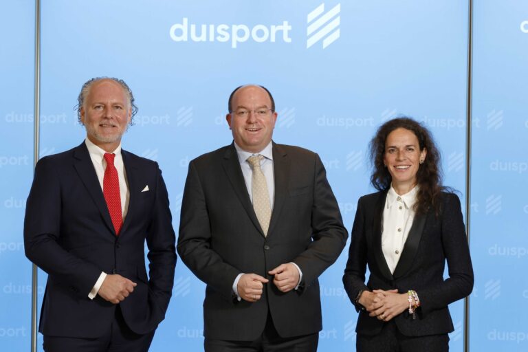 Bildzeile: Der duisport-Vorstand freut sich über ein erfolgreiches Geschäftsjahr 2024 (v. links): Lars Nennhaus (COO/CTO), Markus Bangen (CEO) und Giordana Sperling-Doppstadt (Chief People & Corporate Services Officer). Foto: duisport/Marco Stepniak